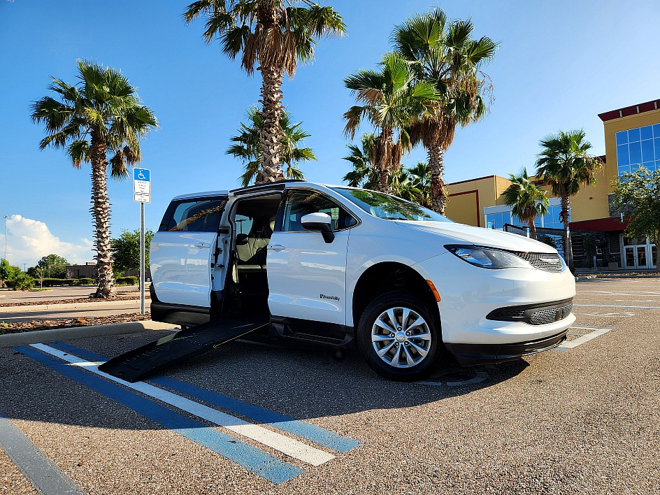 2021 Chrysler Voyager's photo