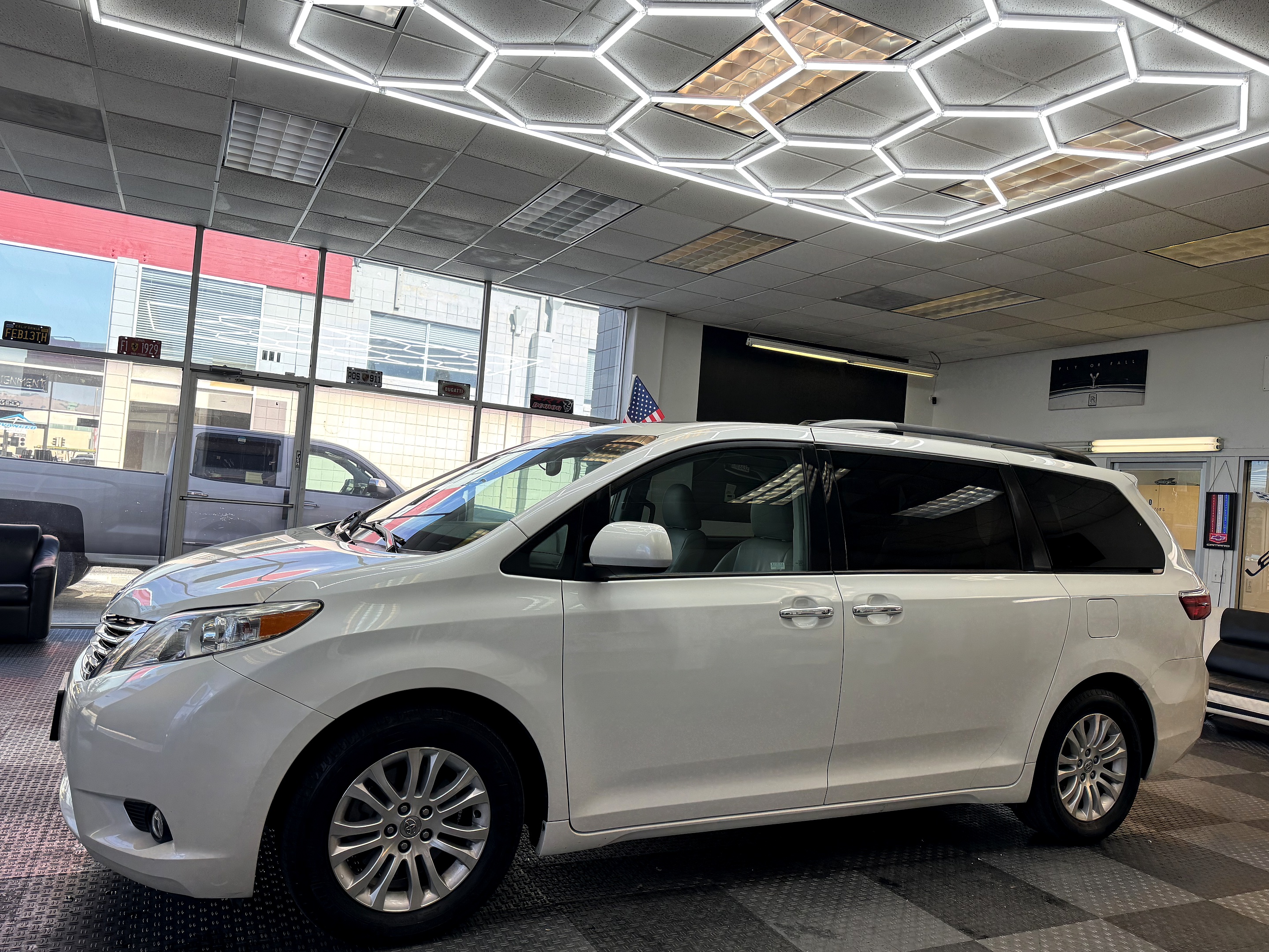 2015 Toyota Sienna XLE's photo