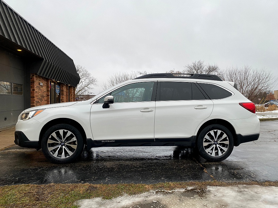 2016 Subaru Outback Limited's photo