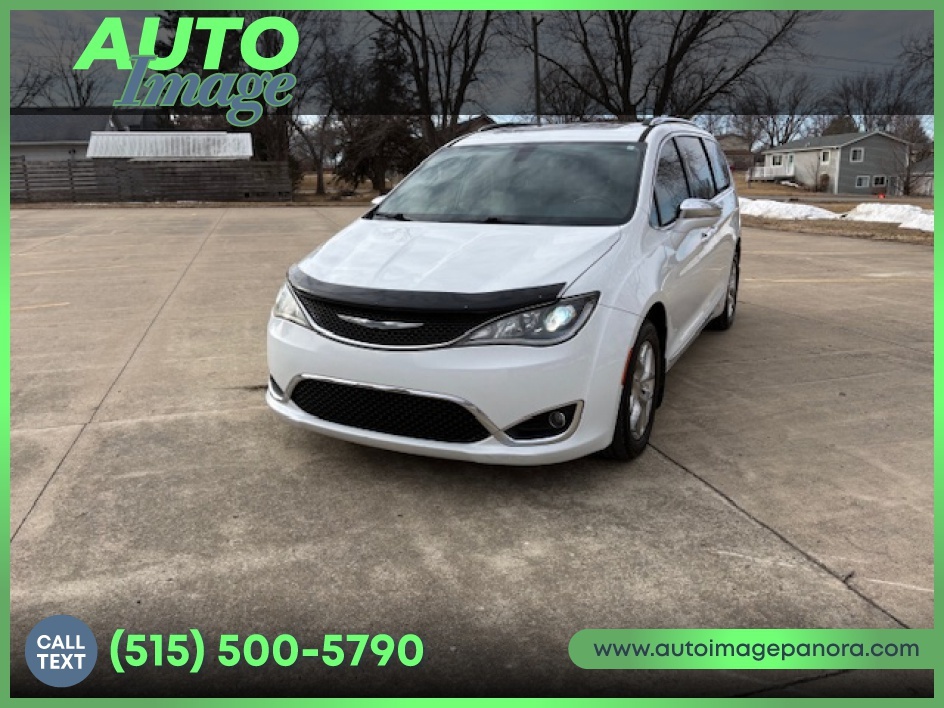 2017 Chrysler Pacifica Limited's photo