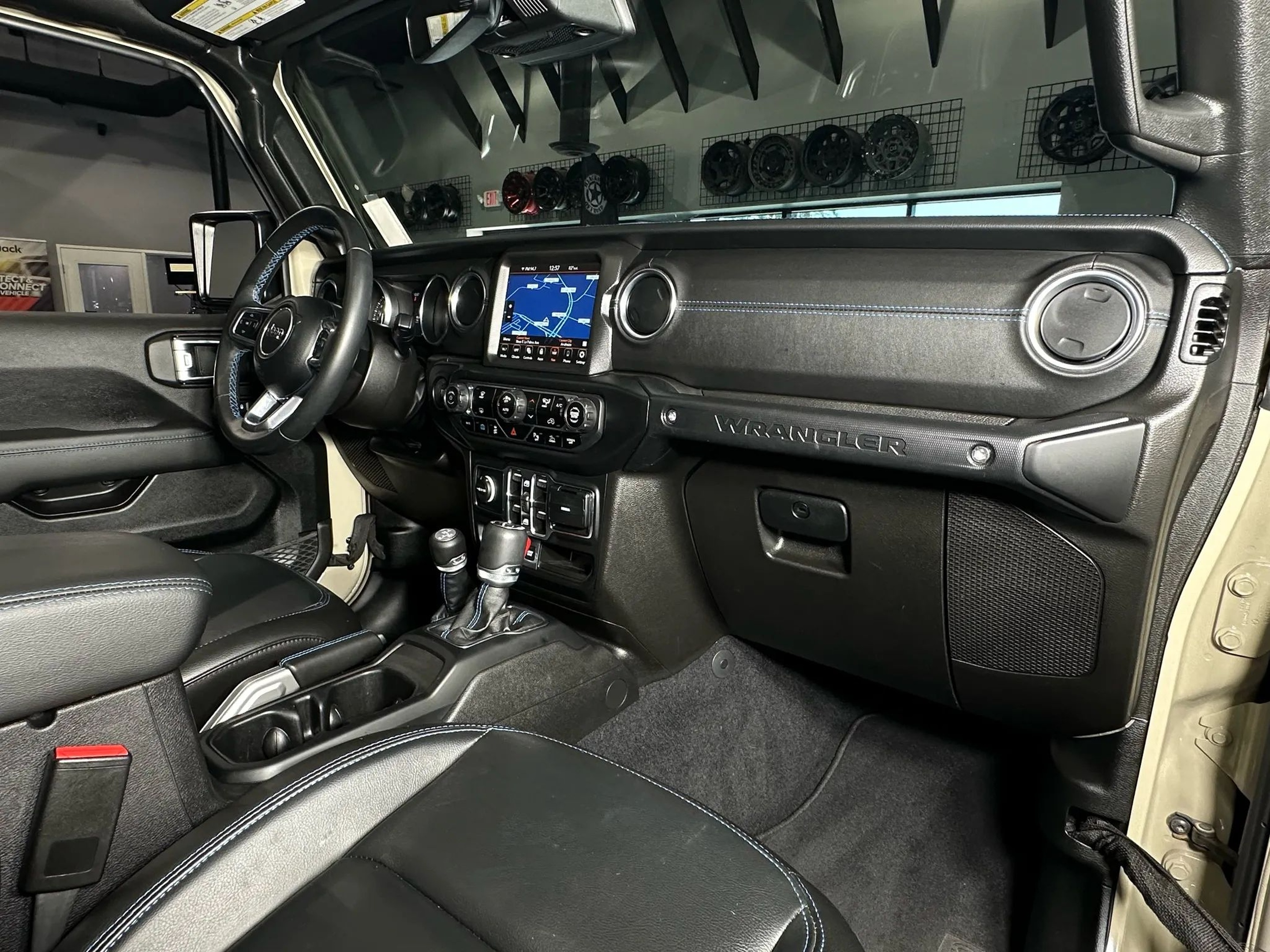 2022 Jeep Wrangler Unlimited Rubicon 4XE - Photo 17