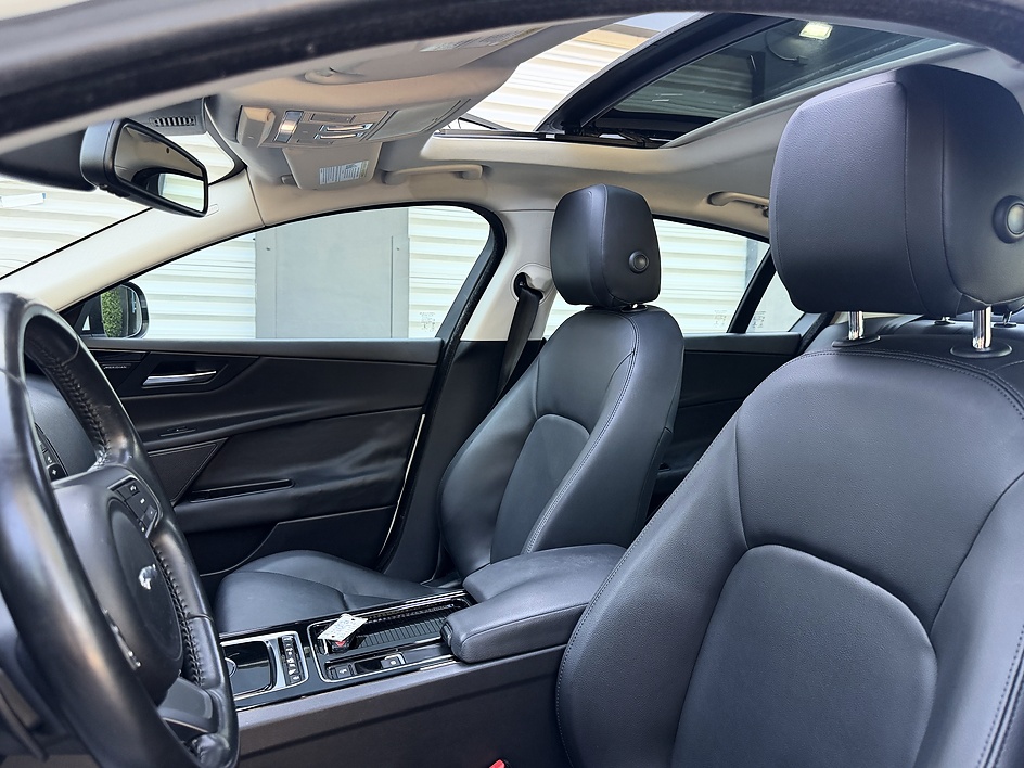 2018 Jaguar XE Premium - Photo 16