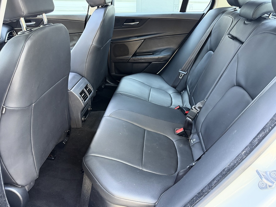 2018 Jaguar XE Premium - Photo 15