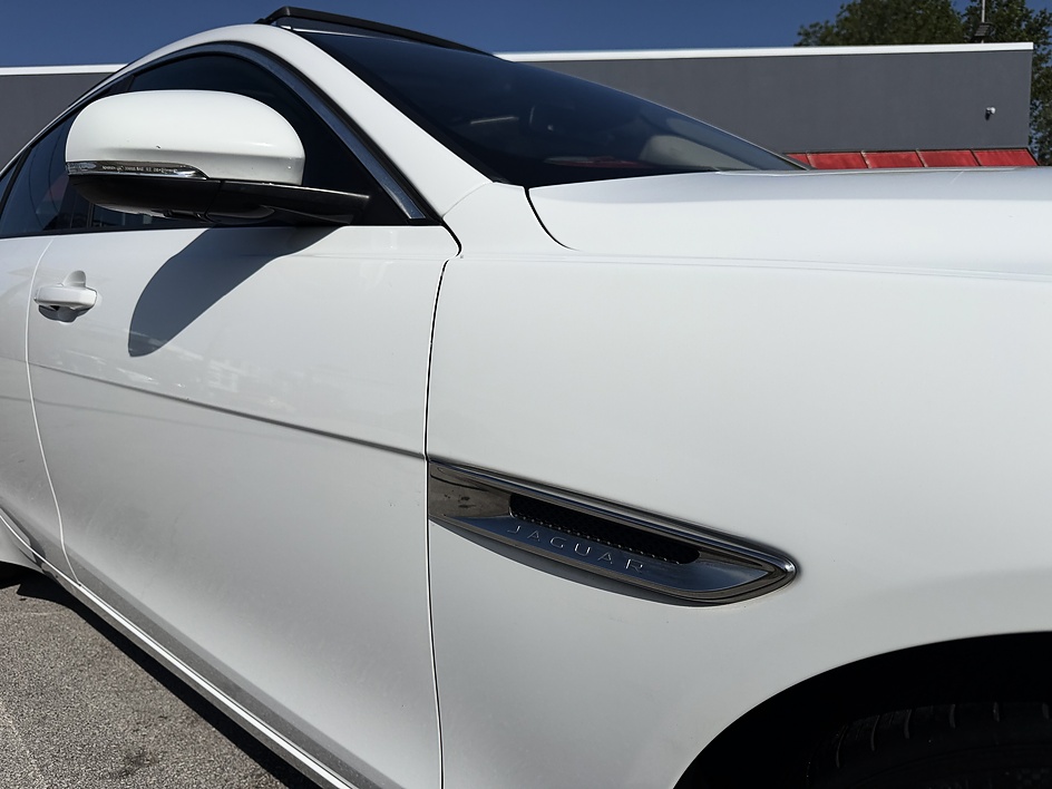 2018 Jaguar XE Premium - Photo 23