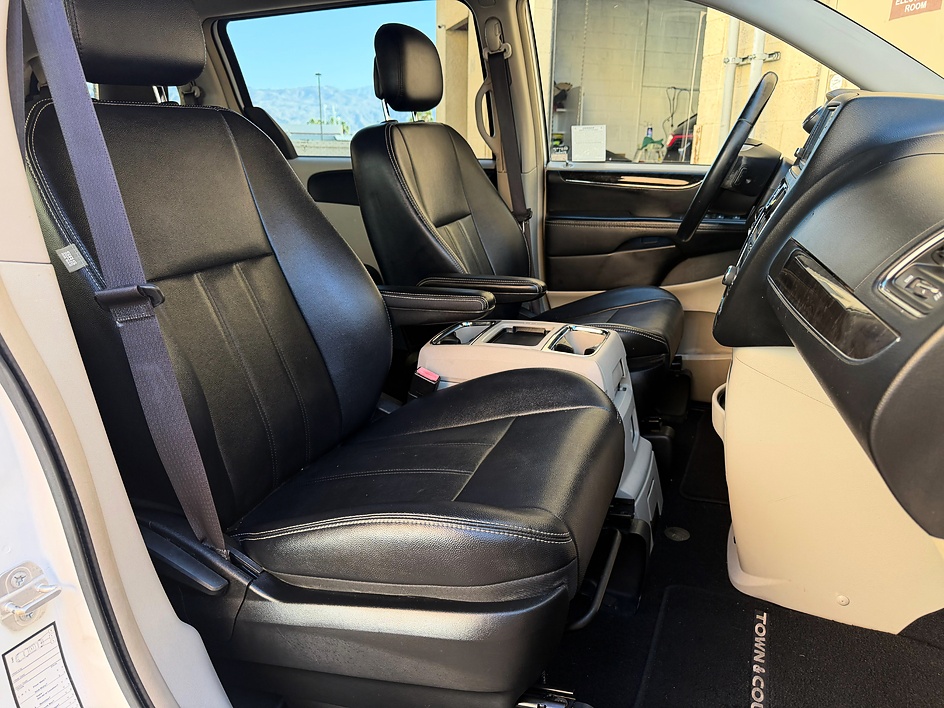 2015 Chrysler Town & Country Touring - Photo 8