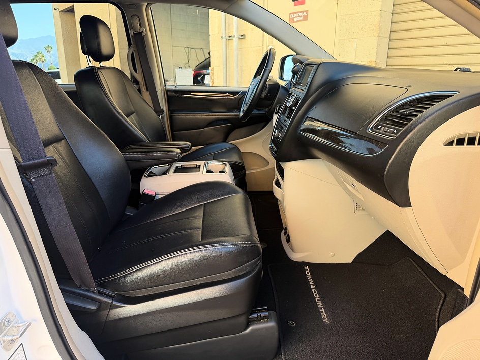 2015 Chrysler Town & Country Touring - Photo 11