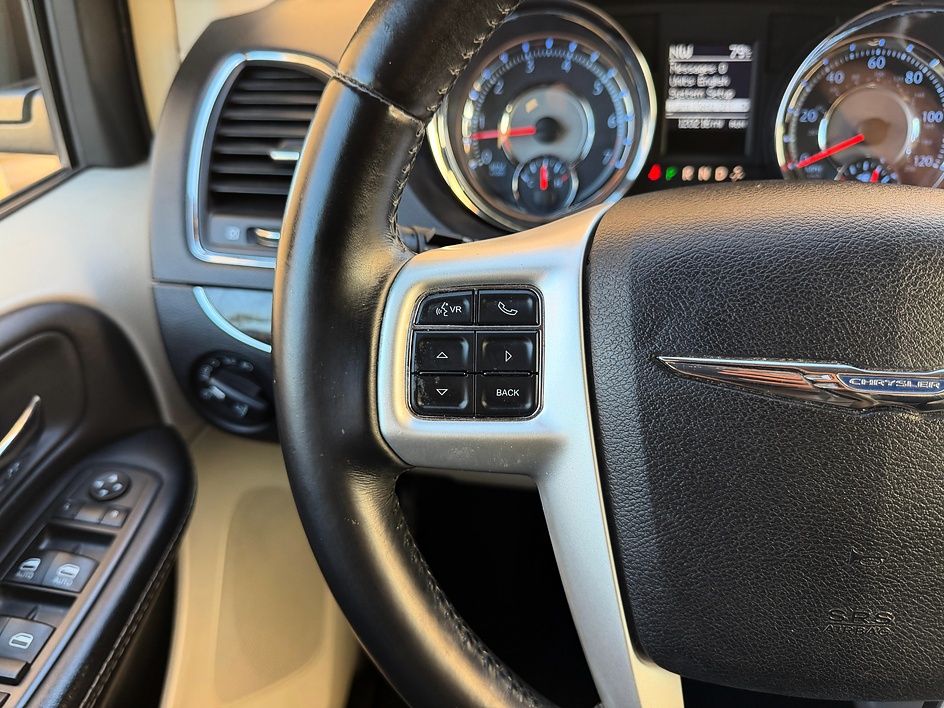 2015 Chrysler Town & Country Touring - Photo 24