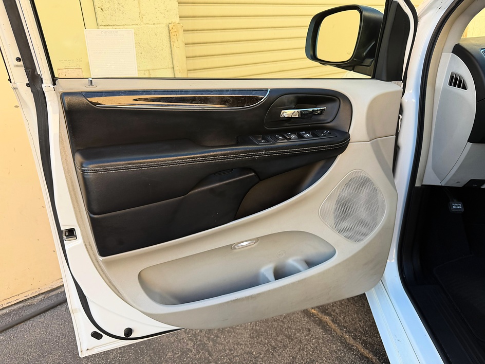 2015 Chrysler Town & Country Touring - Photo 22