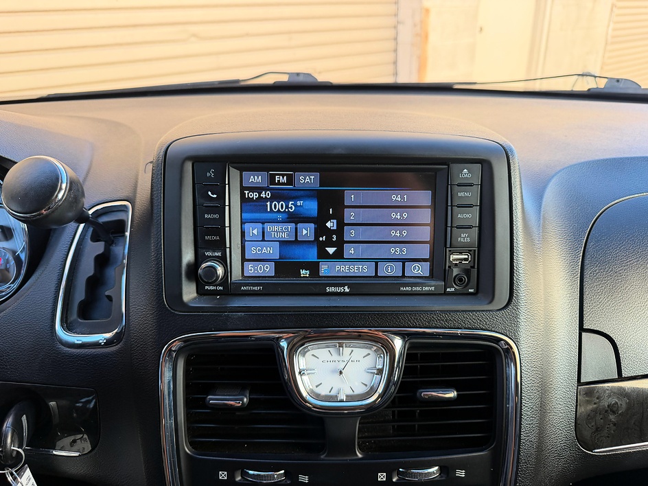 2015 Chrysler Town & Country Touring - Photo 30