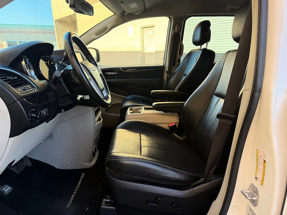2015 Chrysler Town & Country Touring - Photo 9
