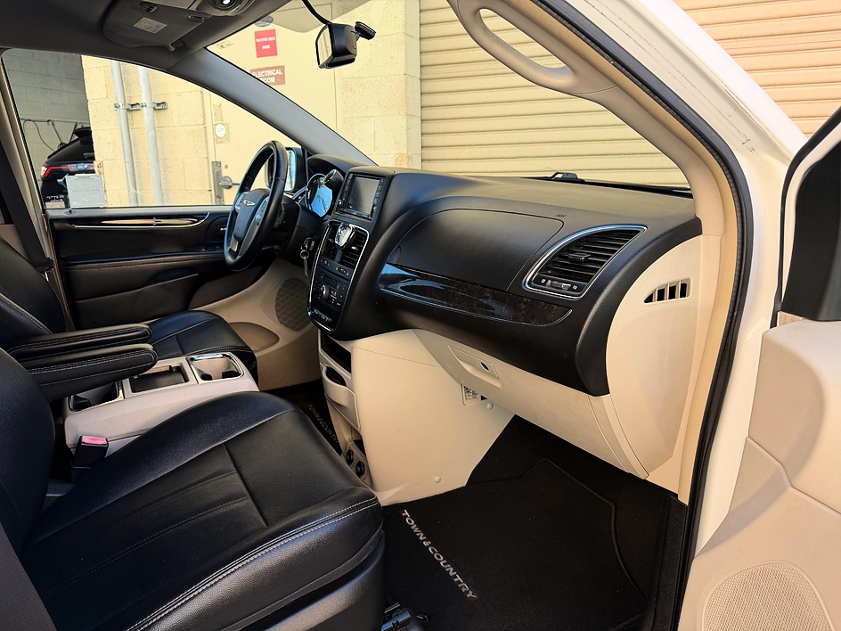 2015 Chrysler Town & Country Touring - Photo 32