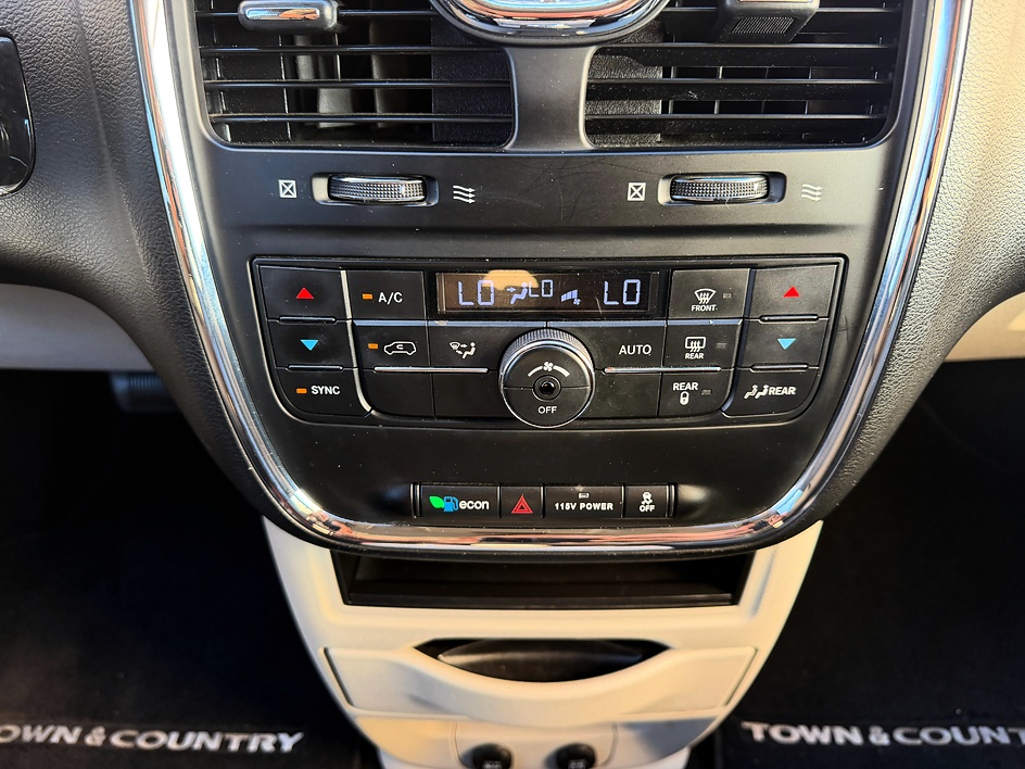 2015 Chrysler Town & Country Touring - Photo 28