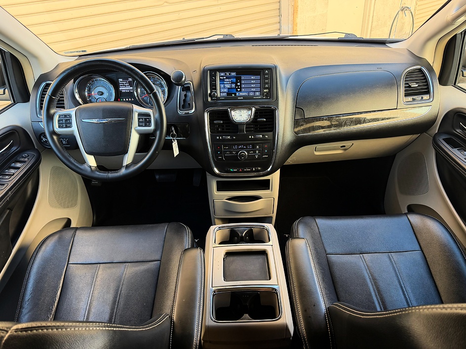 2015 Chrysler Town & Country Touring - Photo 26