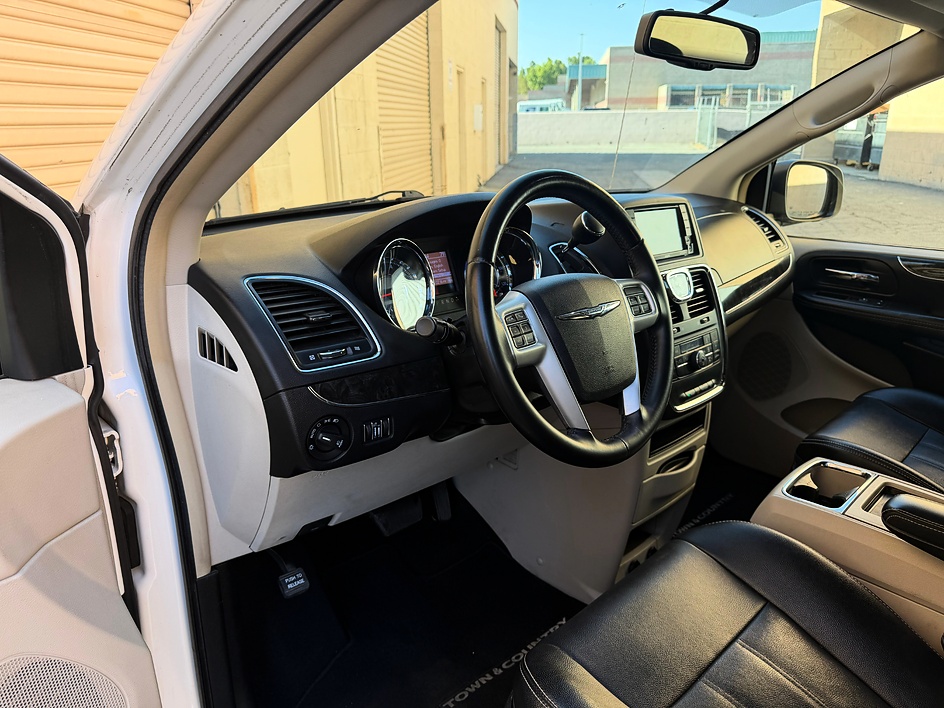 2015 Chrysler Town & Country Touring - Photo 23