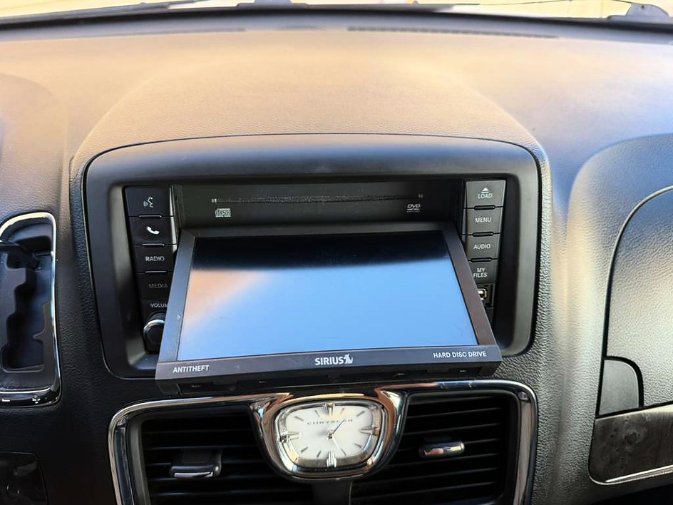 2015 Chrysler Town & Country Touring - Photo 29