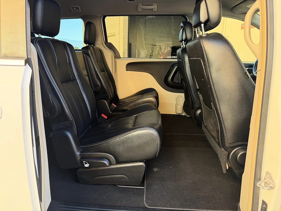 2015 Chrysler Town & Country Touring - Photo 13