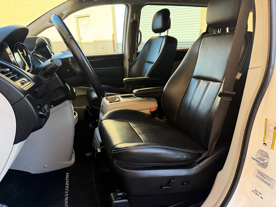 2015 Chrysler Town & Country Touring - Photo 7