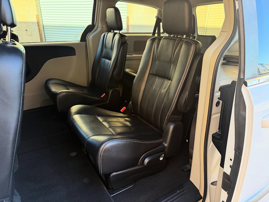 2015 Chrysler Town & Country Touring - Photo 12