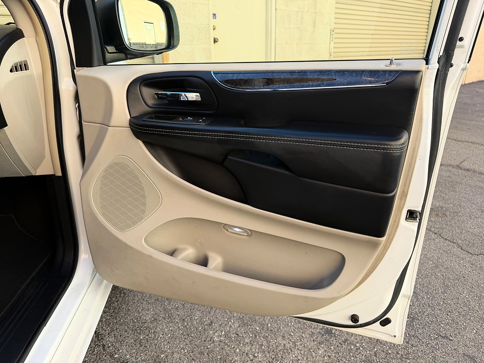 2015 Chrysler Town & Country Touring - Photo 33