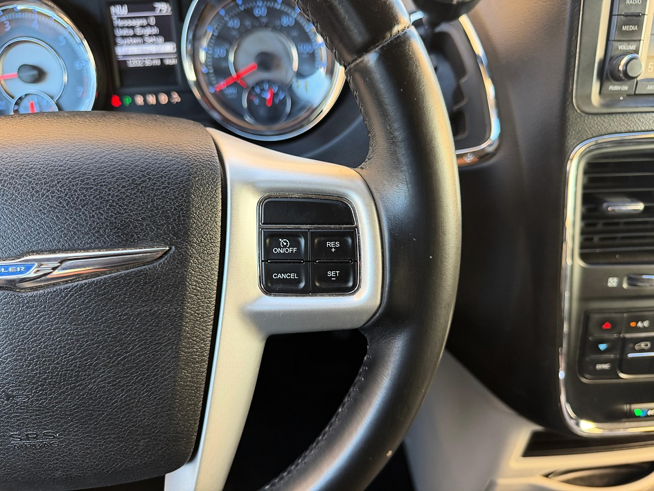 2015 Chrysler Town & Country Touring - Photo 25