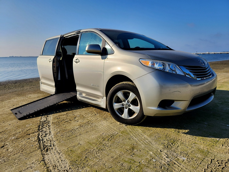 2017 Toyota Sienna LE