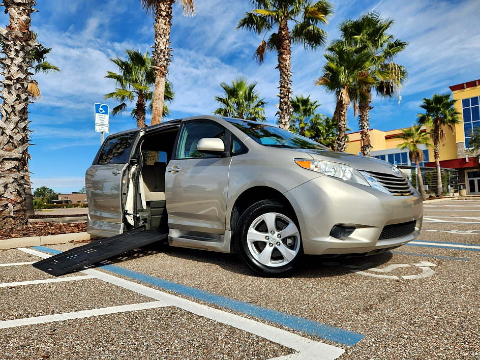 2017 Toyota Sienna LE's photo