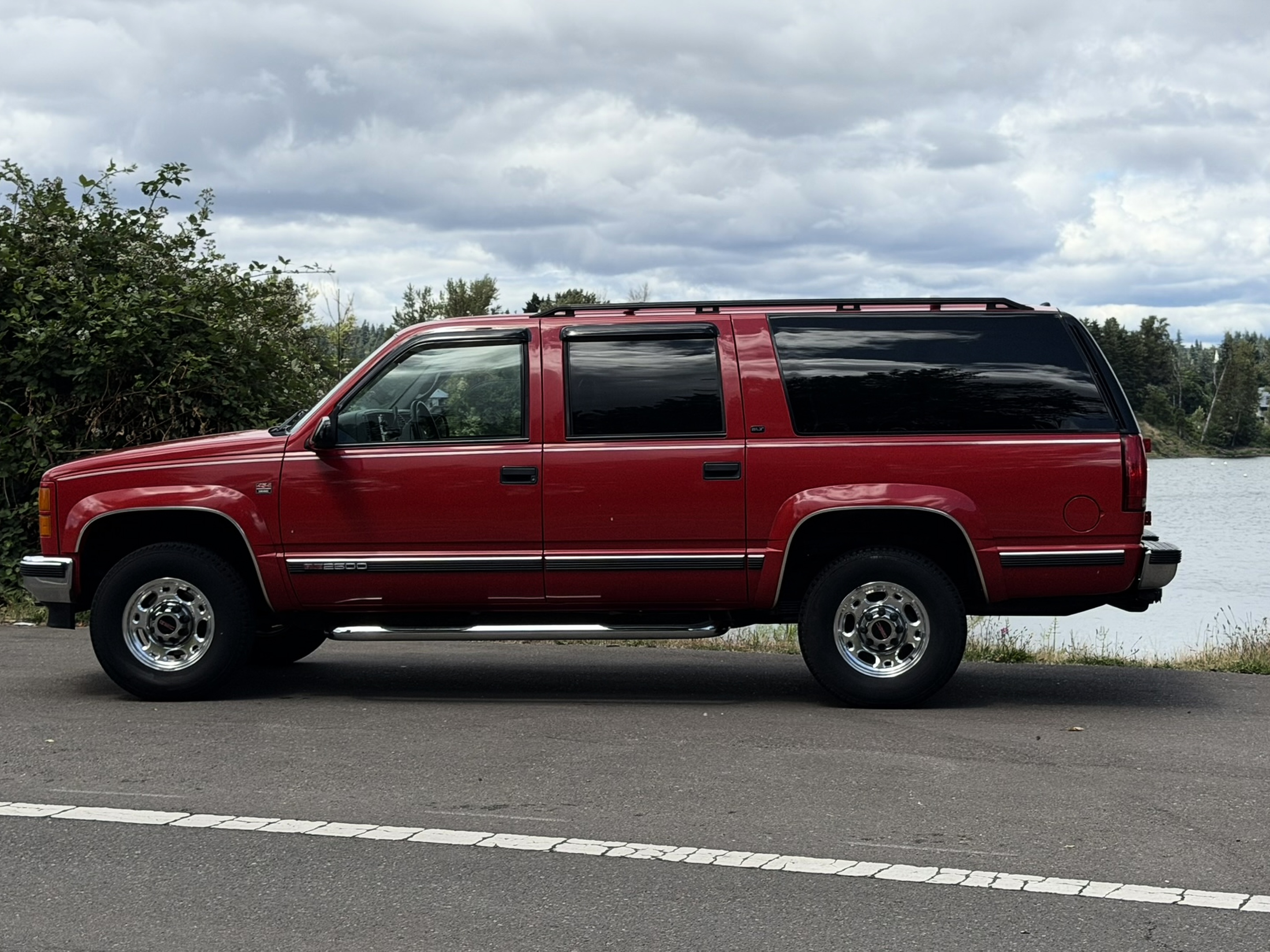 1997 GMC Suburban SL - Photo 2