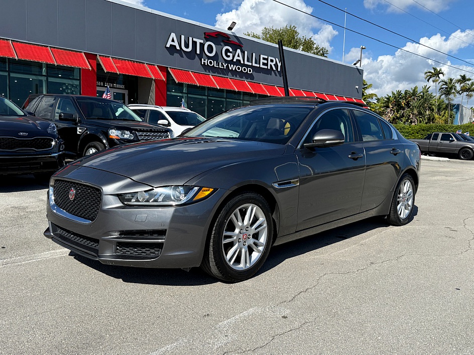 2017 Jaguar XE Premium's photo