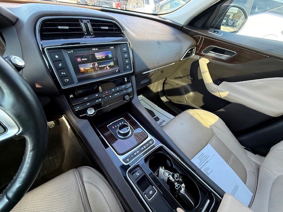 2018 Jaguar F-PACE Prestige - Photo 2