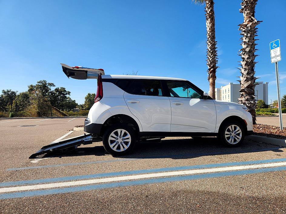 2022 Kia Soul LX's photo