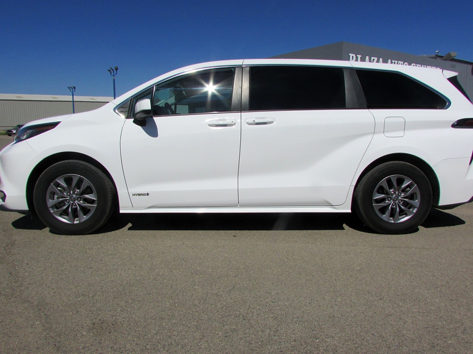 2021 Toyota Sienna LE's photo