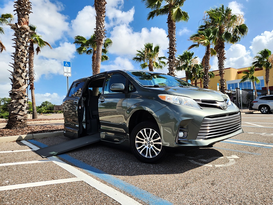 2020 Toyota Sienna XLE V6 7-Passenger Access Seat FWD's photo