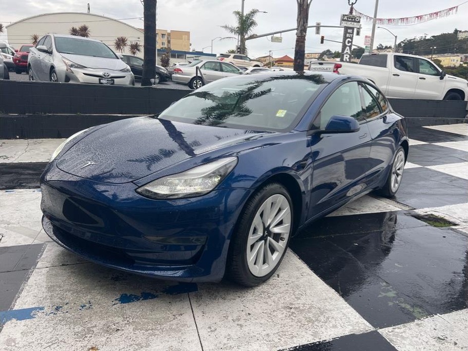 2022 Tesla Model 3 Standard Range Plus's photo