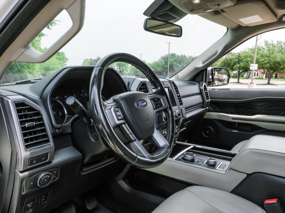 2019 Ford Expedition Platinum photo 2