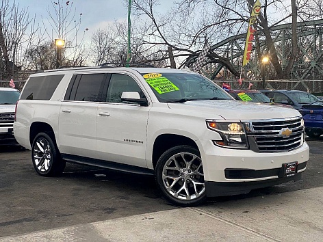 2019 Chevrolet Suburban LT's photo