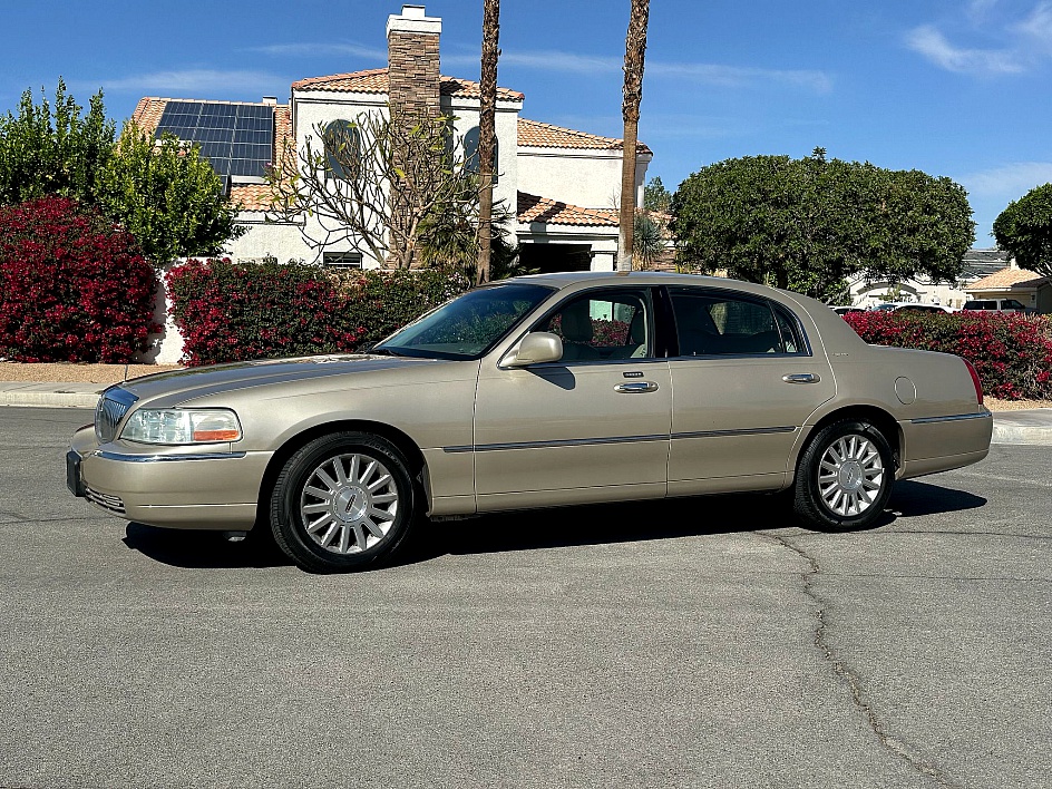 2004 Lincoln Town Car Signature's photo