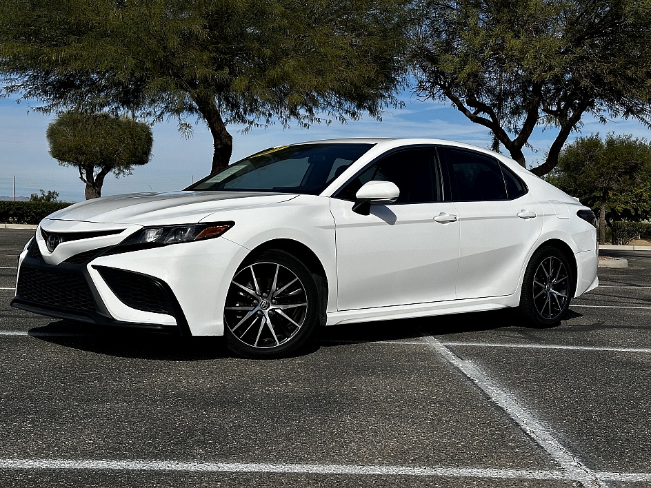 2023 Toyota Camry SE's photo