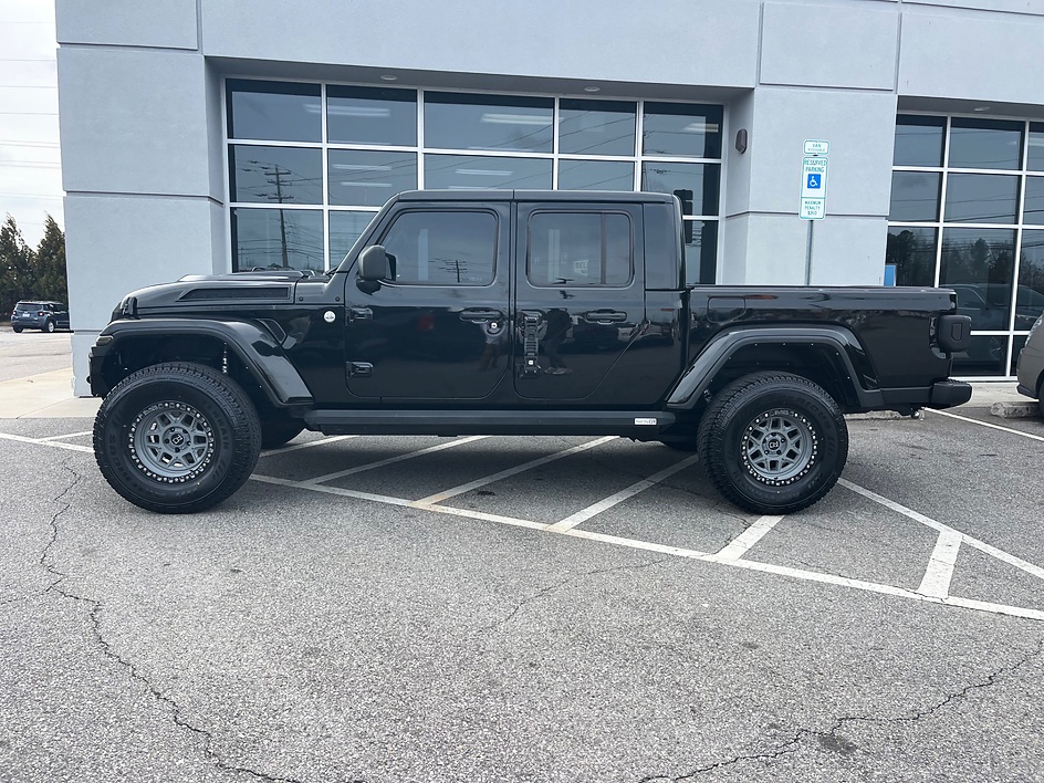 2022 Jeep Gladiator Overland's photo