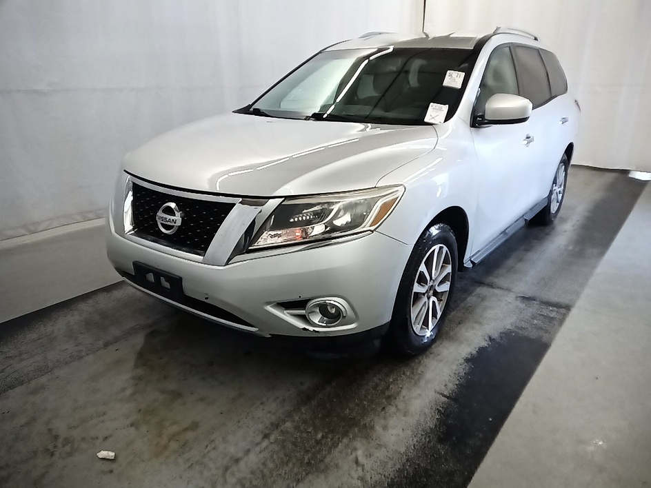 2015 Nissan Pathfinder SV 2WD's photo