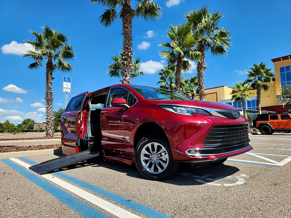 2023 Toyota Sienna XLE's photo