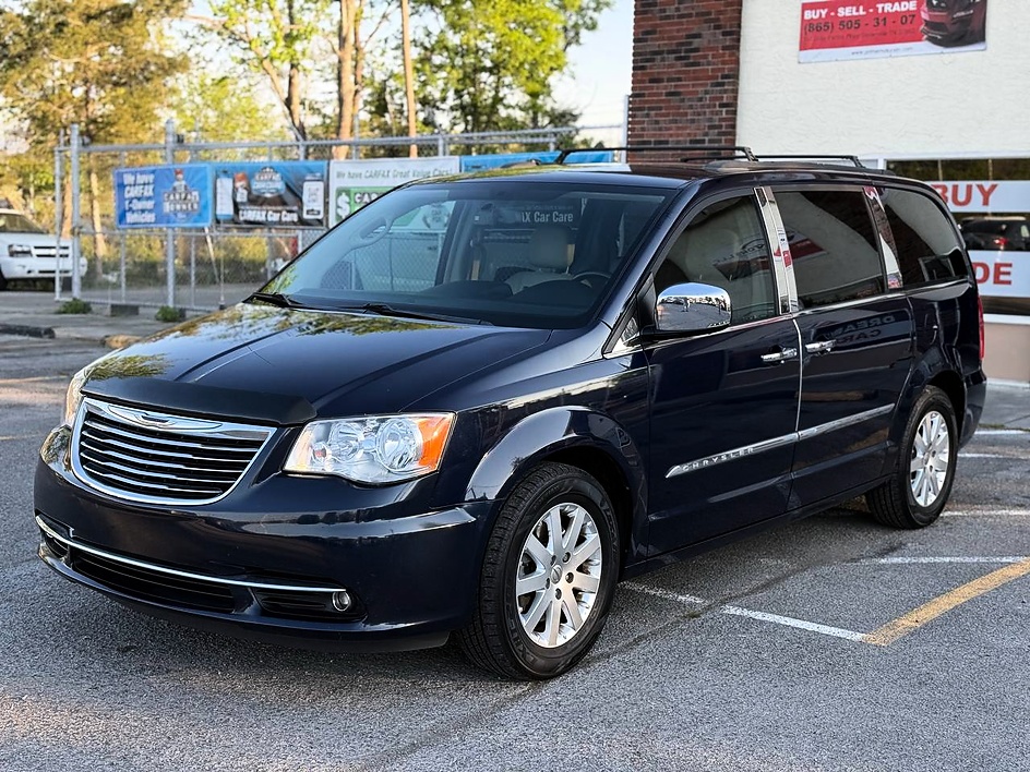 2012 Chrysler Town & Country Touring-L's photo