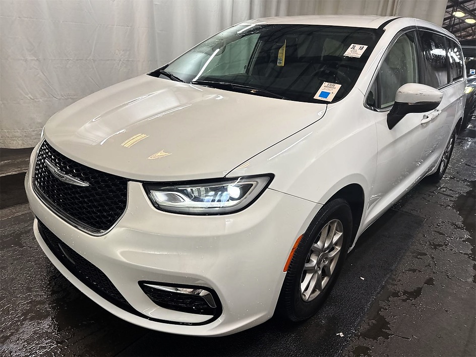 2023 Chrysler Pacifica Touring L's photo