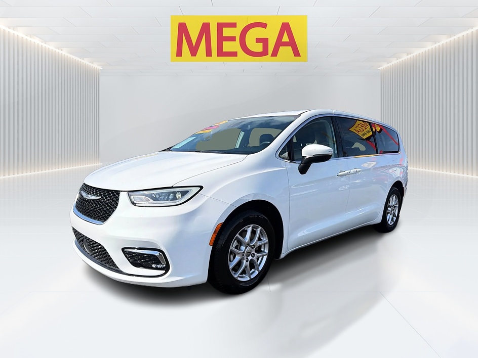 2023 Chrysler Pacifica Touring L's photo