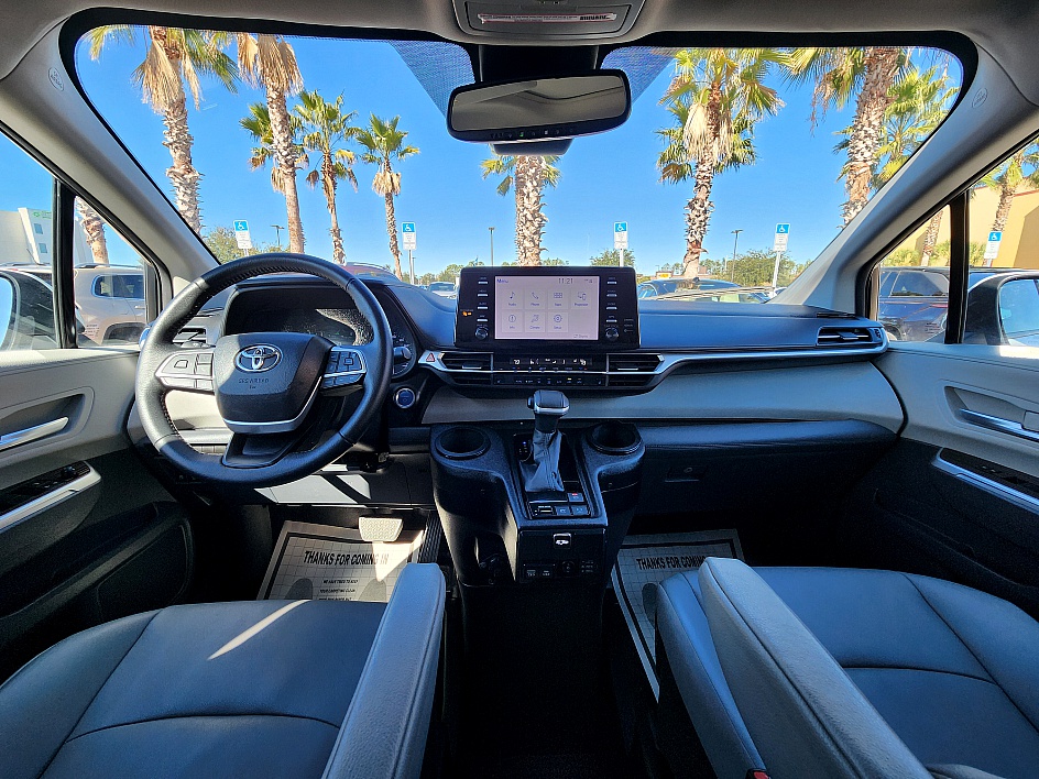 2023 Toyota Sienna XLE - Photo 8