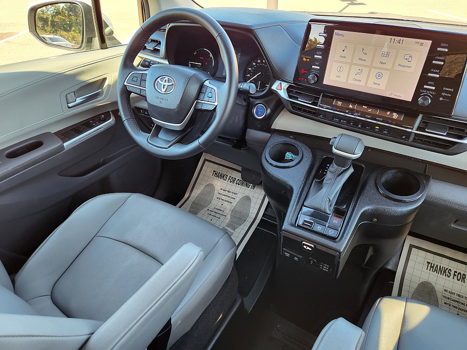 2023 Toyota Sienna XLE - Photo 11