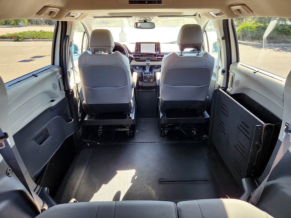 2023 Toyota Sienna XLE - Photo 18