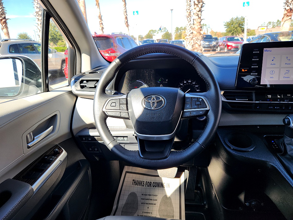 2023 Toyota Sienna XLE - Photo 12