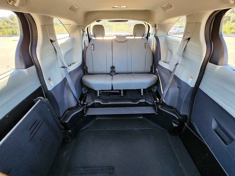 2023 Toyota Sienna XLE - Photo 6