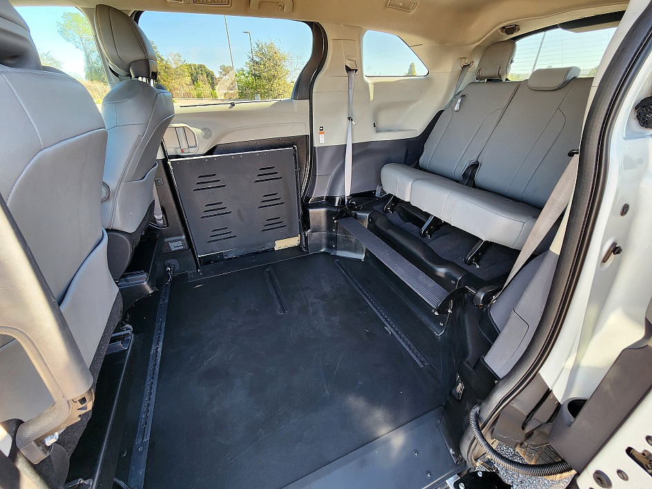 2023 Toyota Sienna XLE - Photo 9