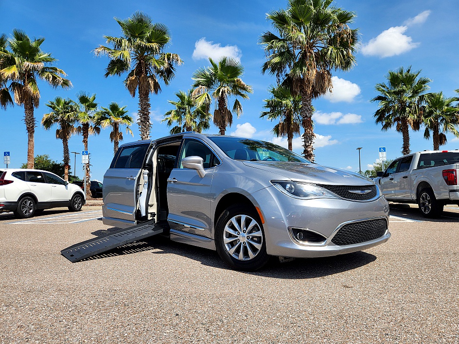 2019 Chrysler Pacifica Touring L's photo